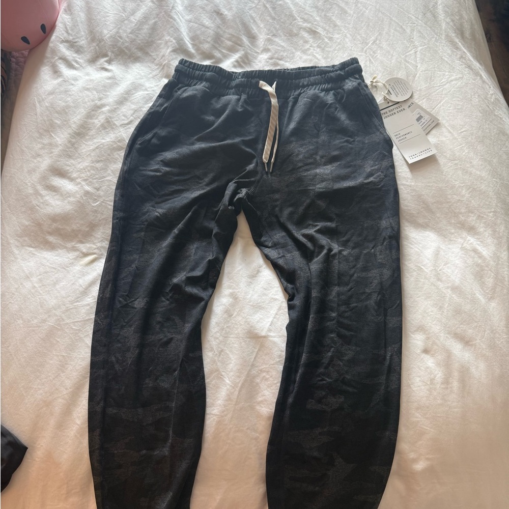 Vuori Camo Joggers NWT